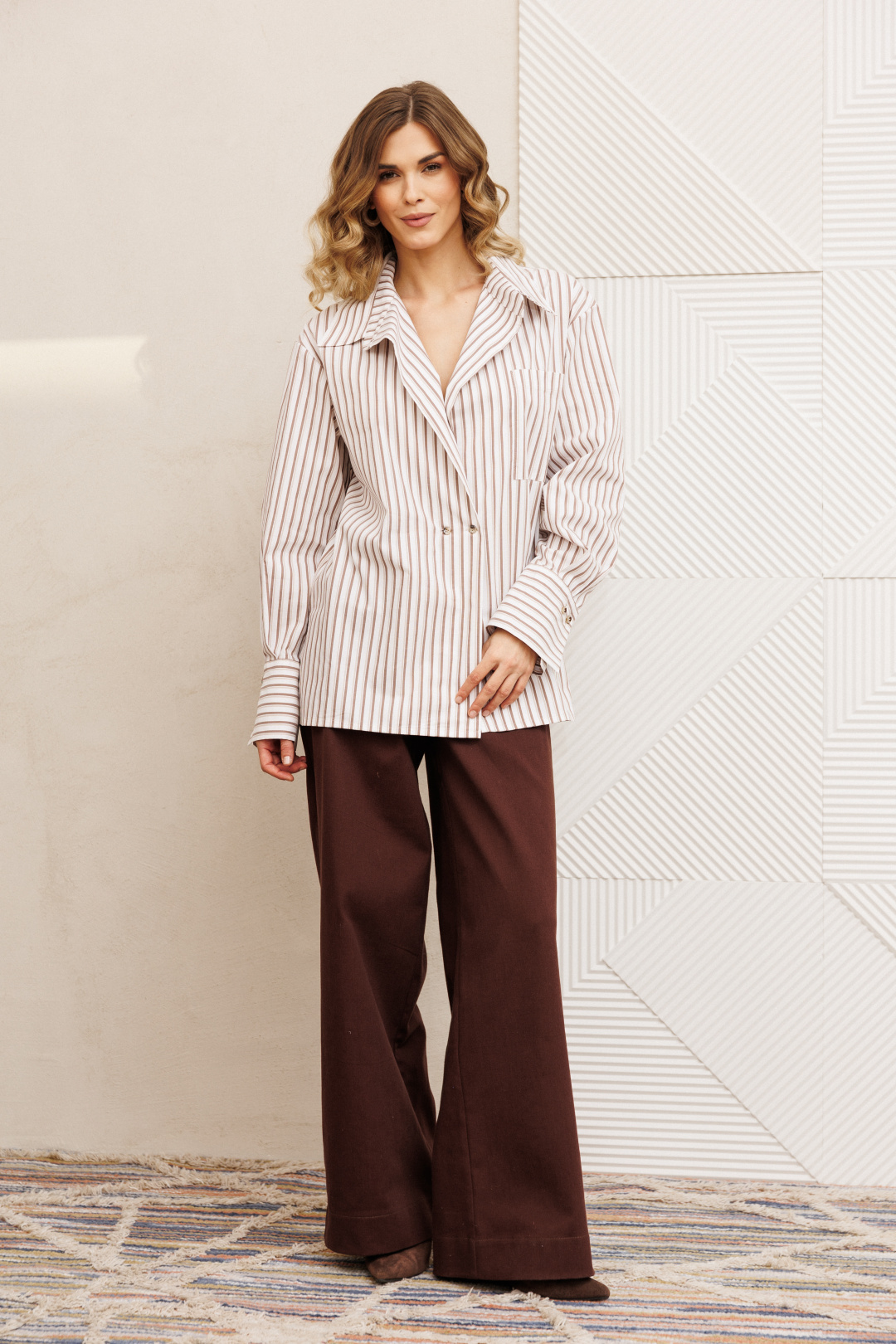 Костюм GIZART 5443 бело-коричневый + шоколад джинс - фото 1