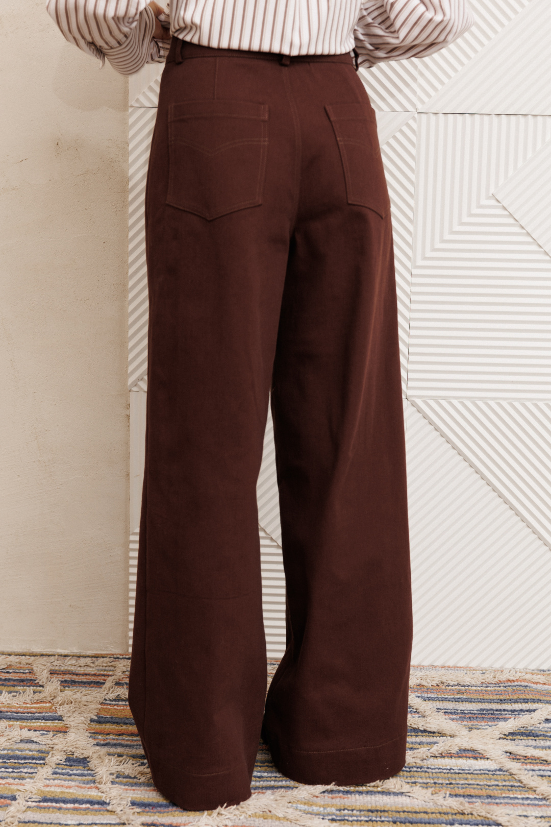 Костюм GIZART 5443 бело-коричневый + шоколад джинс