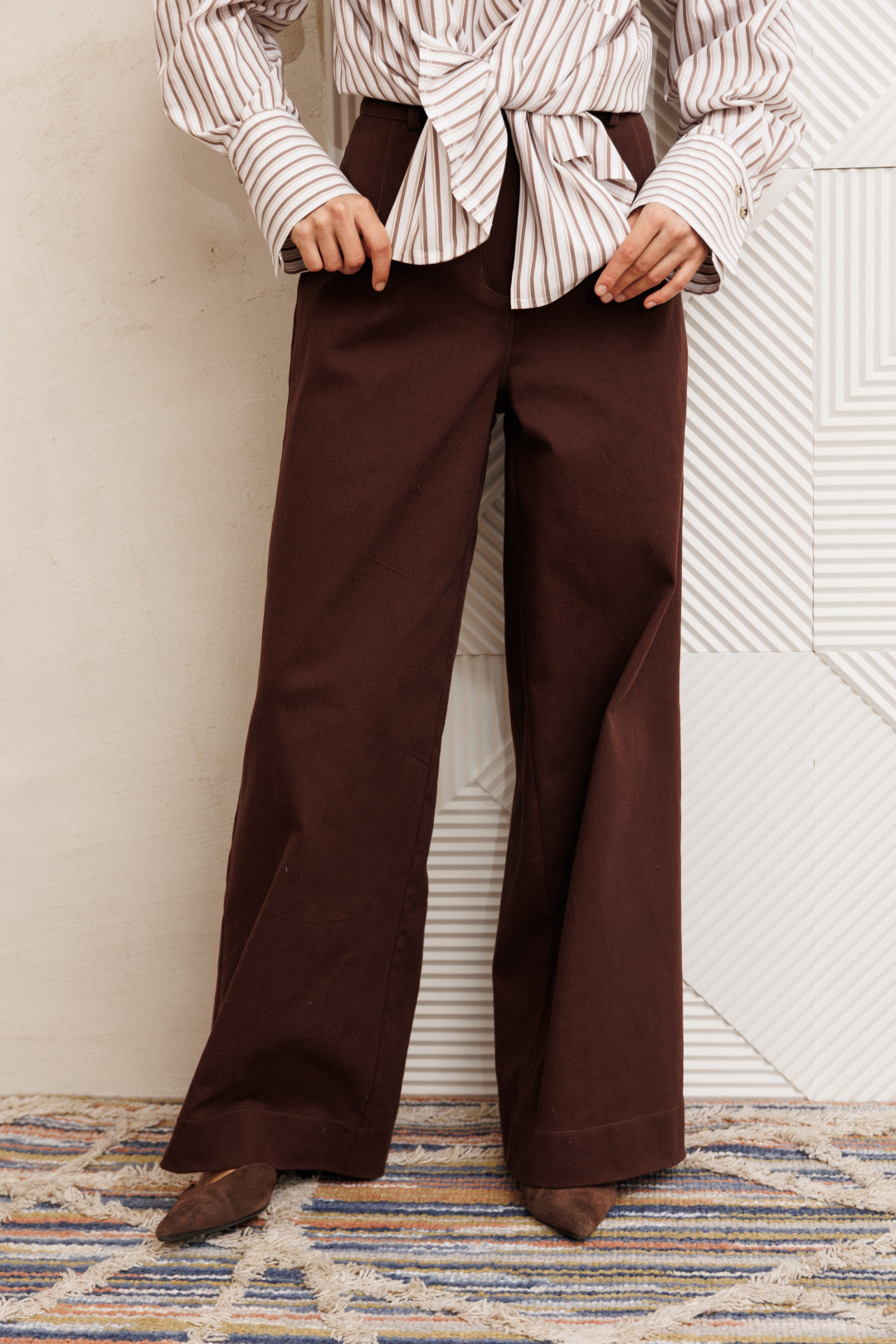 Костюм GIZART 5443 бело-коричневый + шоколад джинс