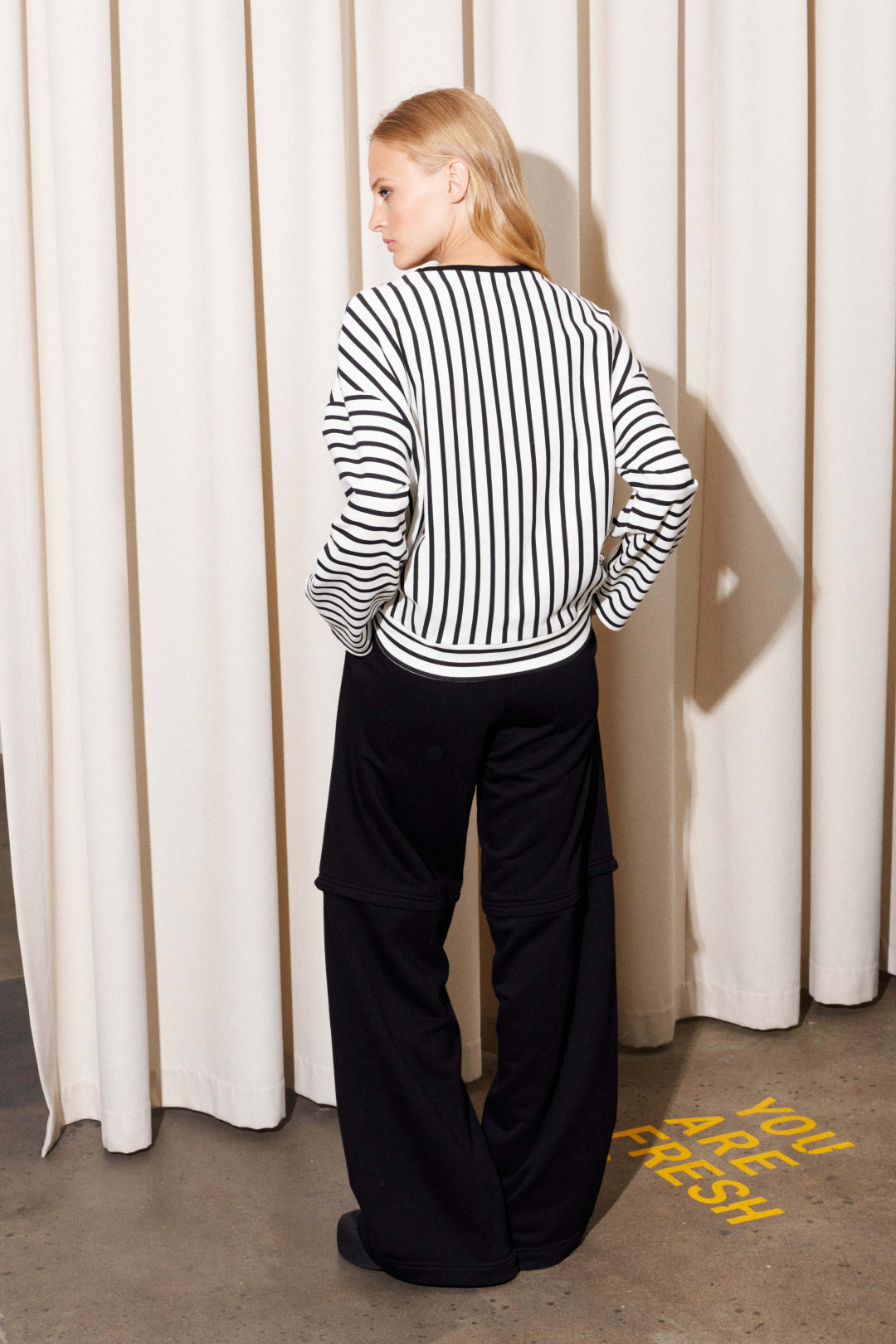 Костюм Lokka 1214С белый/черный, принт синий - фото 4