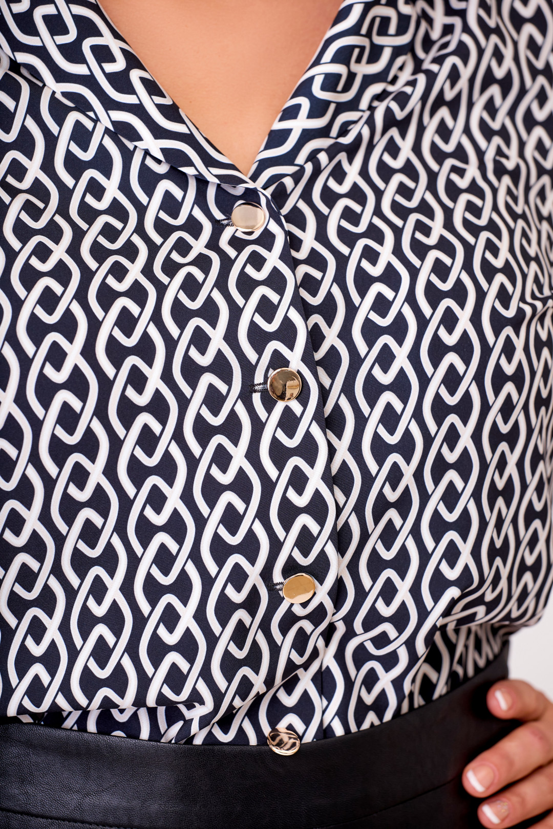 Блузка Swallow 632 черно-бежевые цепи - фото 4