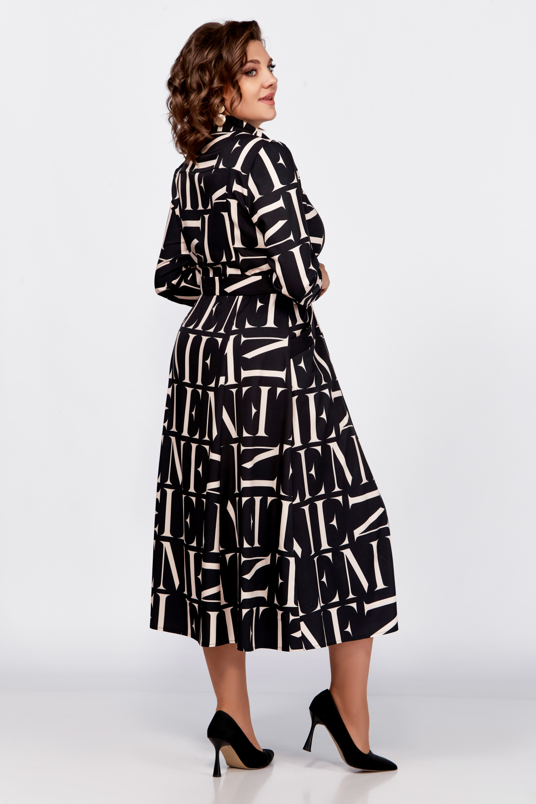 Платье Swallow 784 черный принт бежевые буквы - фото 3